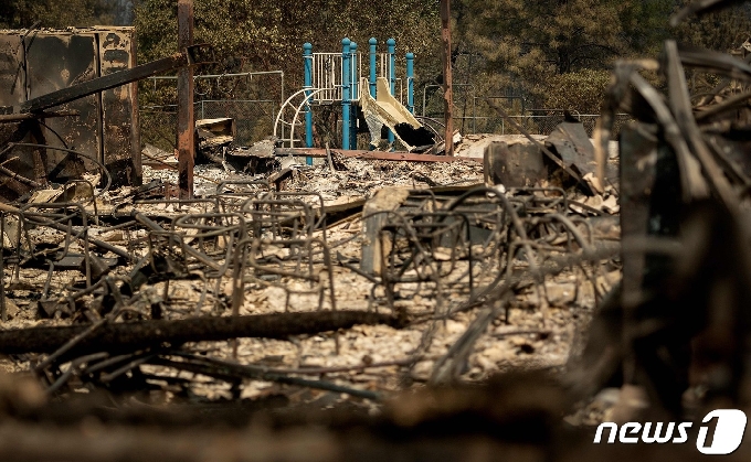 [사진] 캘리포니아 산불에 불 탄 학교 놀이시설