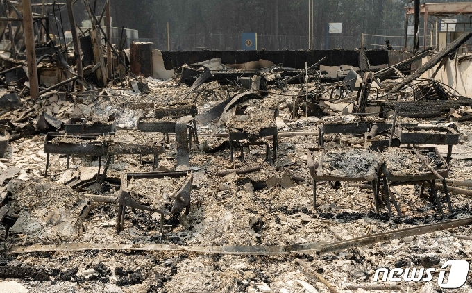 [사진] 캘리포니아 산불이 휩쓴 학교의 불 탄 책상들