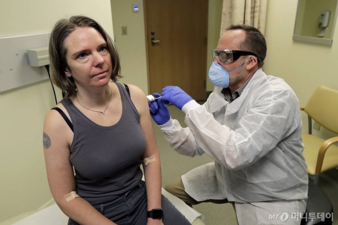 [시애틀=AP/뉴시스]미국 바이오기업 모더나가 18일(현지시간) 코로나 19 백신 1차 임상실험에 성공했다고 밝혔다. 사진은 3월 16일 시애틀에서 모더나의 백신 주사를 맞고 있는 한 여성의 모습.  2020.05.19