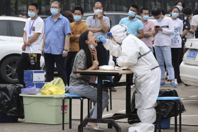 중국 후베이성 우한시에 있는 한 공장에서 15일 노동자들이 신종 코로나바이러스 감염증(코로나19) 검사를 받고 있다./사진=AP/뉴시스