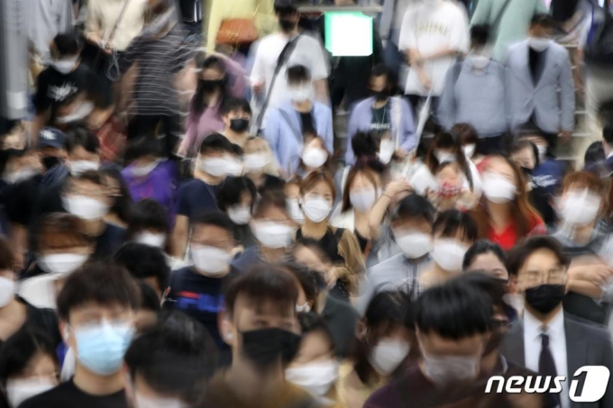 지난 7일 오전 서울 동작구 지하철 사당역에서 마스크를 착용한 시민들이 출근길 발걸음을 옮기고 있다. 2020.9.7/사진제공=뉴스1