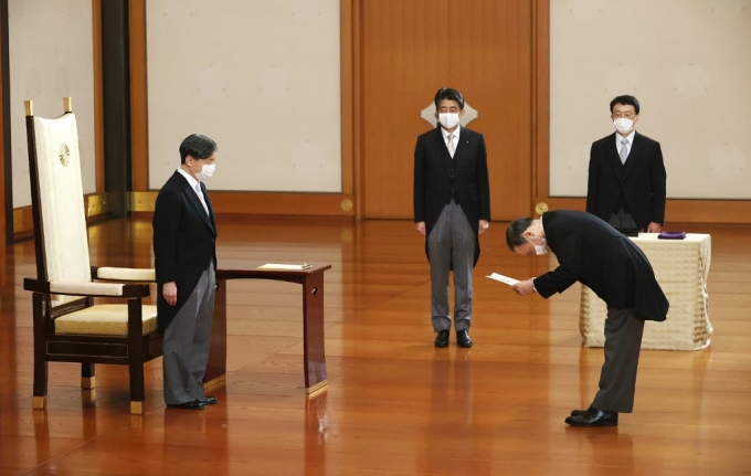 16일 일본 도쿄 왕궁에서 열린 '친임식'에서 스가 요시히데 신임 총리가 나루히토 일왕(왼쪽)으로부터 임명장을 받고 있다. 가운데는 아베 신조 전 총리. /사진=AFP