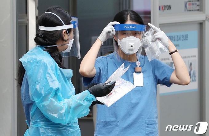 9일 오전 서울 중구 국립중앙의료원에 마련된 선별진료소 에서 의료진들이 검사를 준비하고 있다. / 사진 = 뉴스 1