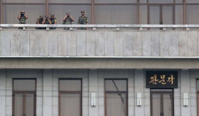 판문각에서 남측을 바라보는 북한의 병사들. /사진=뉴시스