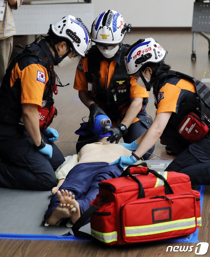 [사진] 구급분야 응급처치 팀 전술 경기 갖는 구급대원들
