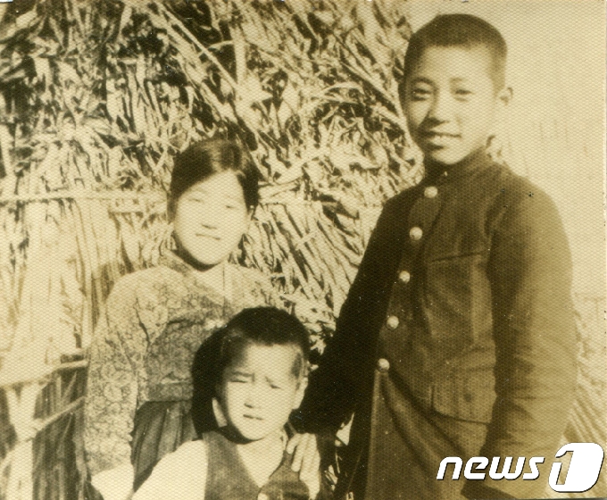 지학순 주교(오른쪽) 예비신학생 당시 모습(원주역사박물관 제공) © News1 노정은 기자