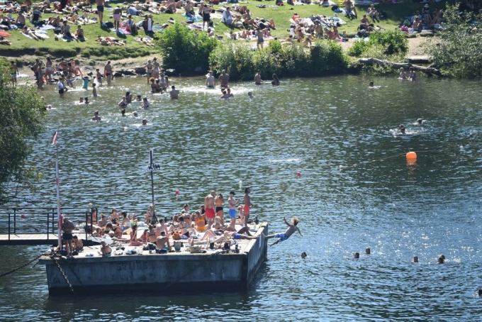 스톡홀름 멜라렌 호수에서 지난 8월 8일(현지시간) 스웨덴 시민들이 물놀이를 즐기고 있다. /사진=[스톡홀름=AP/뉴시스] 
