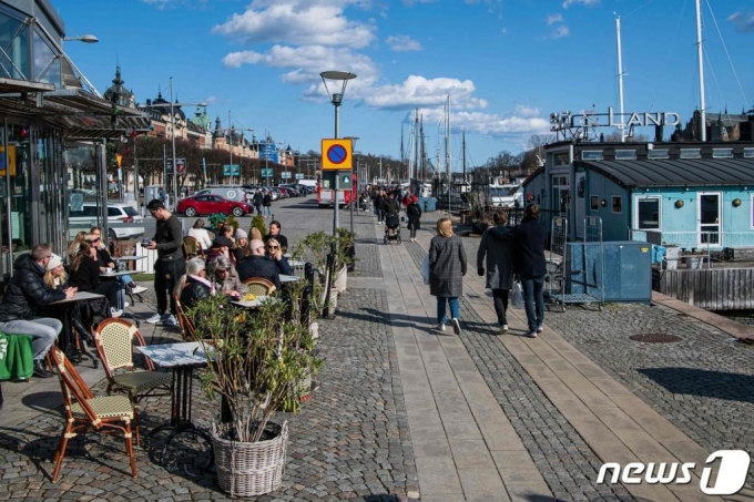 스웨덴 스톡홀롬 한 음식점에 마스크를 쓰지 않은 스웨덴 사람들이 모여서 식사를 하고 있다. /사진= AFP=뉴스1