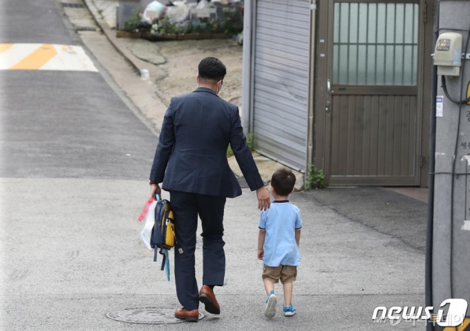 코로나19 확산으로 사회적 거리두기 2단계 격상에 따라 어린이집 개원이 연기된 지난8월 18일 오후 서울의 한 어린이집에서 어린이이가 나오고 있다. /사진=뉴스1