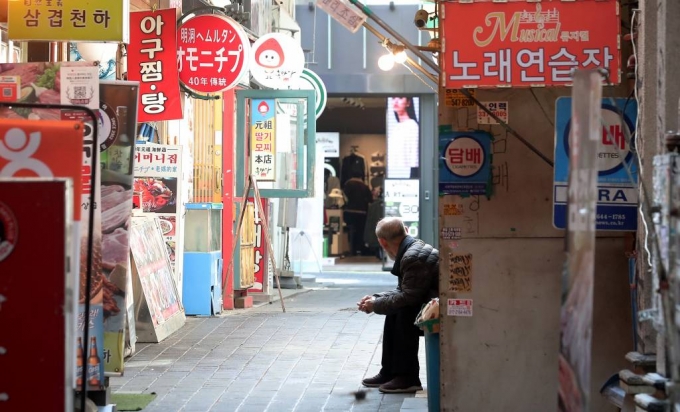 코로나19 영향으로 경기 침체 우려가 계속되고 있는 3월31일 오후 서울 중구 명동의 한 상인이 손님을 기다리고 있다. / 사진=김창현 기자 chmt@