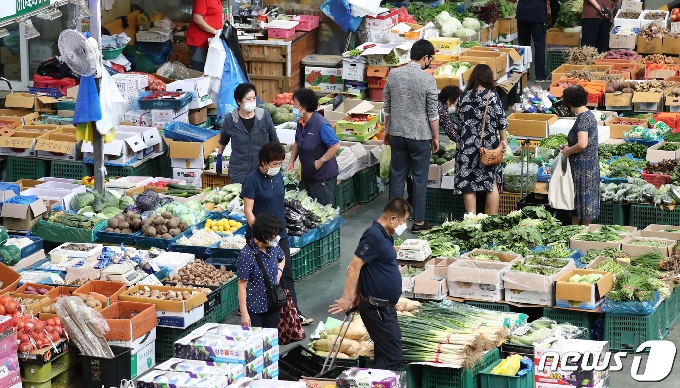 18일 오전 대전 유성구 노은동농수산물도매시장에서 시민들이 장으로 보고 있다. 2020.9.18 /뉴스1 © News1 김기태 기자