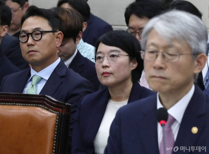 한성숙 네이버 대표이사(가운데)와 여민수 카카오 공동대표(왼쪽)가 지난해 10월2일 오후 서울 여의도 국회에서 열린 과방위 국정감사에서 증인으로 출석해 있다. / 사진=홍봉진 기자 honggga@