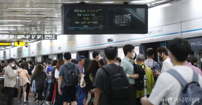 [서울=뉴시스] 조수정 기자 = 10일 오전 서울 충무로역에서 출근길 시민들이 지하철을 이용하고 있다. 전광판에는 연달아 배차된 열차 정보가 게시되고 있다. 서울시는 집중호우가 지속적으로 예보되고 있어 호우경보 해제시까지 출퇴근 시간대 대중교통을 증편 운행한다. 지하철은 출근 및 퇴근 집중배차시간을 평소보다 30분 연장한다. 2020.08.10.   chocrystal@newsis.com