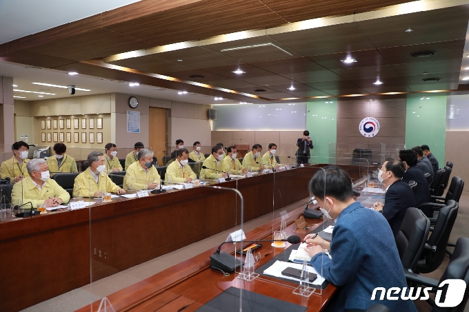 18일 전북 진안 용담댐 방류 피해 관련  4군 범대위가 환경부를 찾아 주민 입장을 전달하고 있다. © 뉴스1