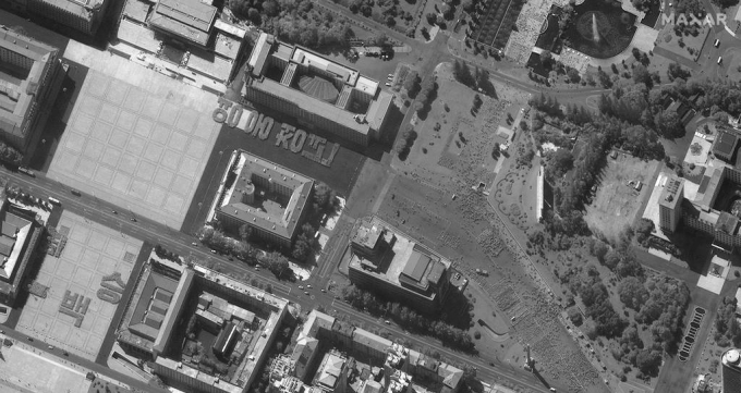 17일 맥사테크놀로지스가 제공한 위성 사진에 북한 평양의 김일성 광장에서 열병식 연습하는 장면이 보인다/사진=[평양=AP/뉴시스]