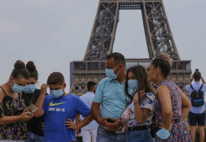 이탈리아 관광객들이 파리 에펠탑 앞에서 마스크를 착용한 채 모여 이야기를 나누고 있다. /사진=[파리=AP/뉴시스] 