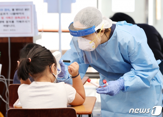 서울 강남구보건소에 어린이가 코로나19 진단 검사를 받기 전 발열 체크를 하고 있다./뉴스1 © News1 김진환 기자