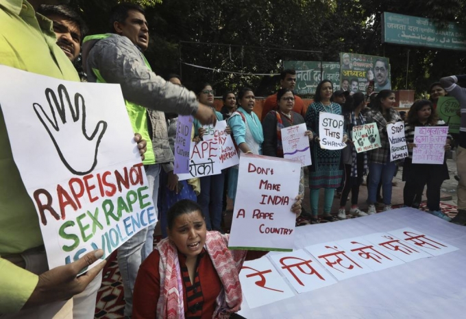 [뉴델리=AP/뉴시스] 지난해 12월 인도 뉴델리에서 하이데라바드에서 한 수의사가 성폭행당한 후 살해된 것에 대해 분노한 시민들이 정의를 요구하는 시위를 벌이며 구호를 외치고 있다. 2019.12.03.