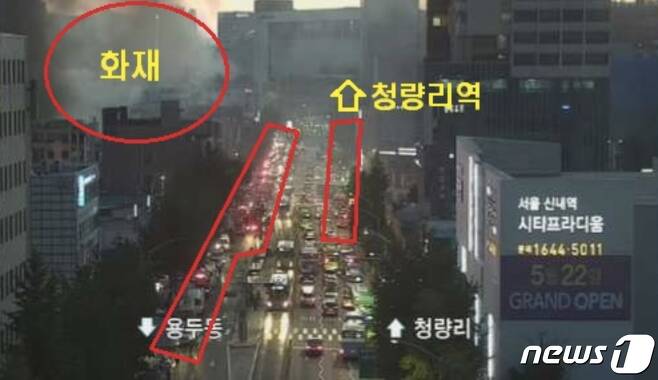 서울시 교통정보과는 동대문구 왕산로 청량리역에서 제기동 경동시장 방면 2개 차로와 반대방향 1개 차로가 차단되고 있다고 밝혔다. (서울시 교통정보과 제공) /사진=뉴스1
