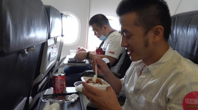 지난 19일 한국관광공사의 '제주 가상출국여행' 상품에 참가한 대만인 여행객들이 기내식으로 치맥을 먹는 모습. /사진=한국관광공사