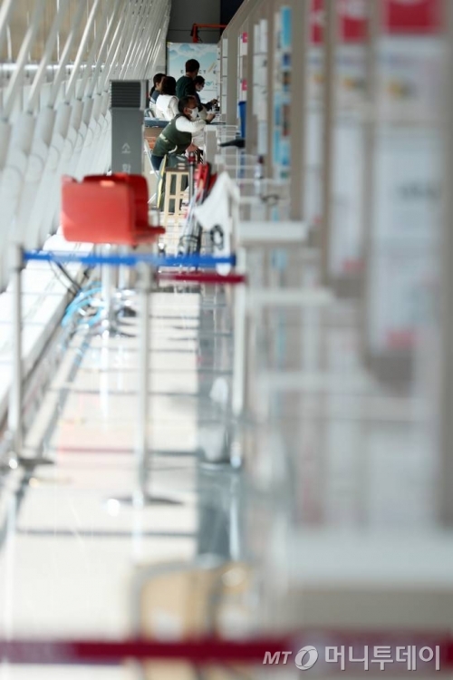 코로나19의 영향으로 한국인의 입국 제한 또는 금지하는 나라가 늘어가고 있는 가운데 인천국제공항 내 여행사 카운터가 한산한 모습을 보이고 있다./사진=이기범 기자
