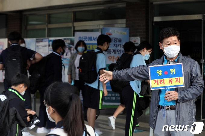 21일 오전 서울 노원구 중계중학교에서 2학기 개학 이후 처음으로 1학년 학생들이 등교하고 있는 가운데 교직원들이 학교방역을 실시 중이다./뉴스1 © News1