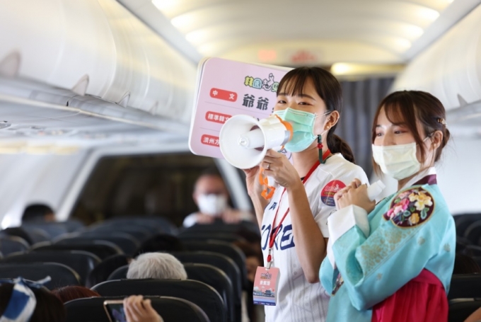 지난 19일 한국관광공사의 '제주 가상출국여행' 상품에 참가한 대만인 여행객들이 비행 중 기내에서 제주도 사투리를 배우는 모습. /사진=한국관광공사