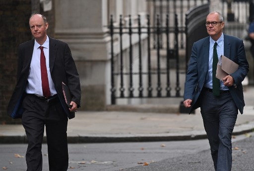 크리스 휘티 영국 정부 최고의학보좌관(왼쪽)과 패트릭 발란스 최고과학보좌관이 21일(현지시간) TV 생방송을 앞두고 영국 런던 다우닝가 10번지에 도착하고 있다./사진=AFP