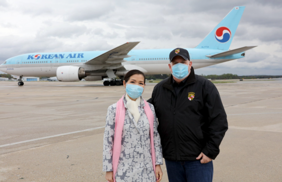 래리 호건 미국 메릴랜드 주지사(오른쪽)가 아내인 유미 호건 여사와 공항에서 한국 진단키트를 맞이하고 있다./사진=호건 주지사 트위터
