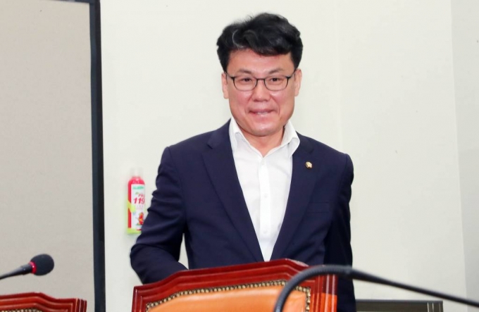 진성준 더불어민주당 의원이 17일 서울 여의도 국회에서 열린 더불어민주당 최고위원회의에 참석하고 있다. /사진=뉴시스