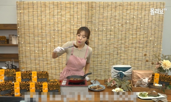 롯데홈쇼핑 모바일 생방송 '몰리브' 쿡방 방송에 출연한 요리연구가 이수영/사진제공=롯데홈쇼핑