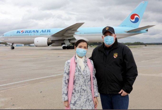 래리 호건 미국 메릴랜드주지사(오른쪽)가 20일(현지시간) 한국으로부터 50만회 신종 코로나바이러스 감염증(코로나19) 검사를 할 수있는 키트 5000개를 사들였다고 밝혔다. 수입한 키트들은 18일 공항에 도착했으며, 이 과정에서 한국계 미국인 아내인 유미 호건(왼쪽)이 큰 역할을 했다. 호건 주지사는 이날 트위터를 통해 "토요일(18일) 유미 호건과 내가 볼티모어-워싱턴 국제 마셜 공항활주로에 서 있다"며 사진을 공개했다. 사진은 호건 주지사의 트위터에서 해당 사진을 캡처한 것이다. 2020.04.21. /사진=뉴시스