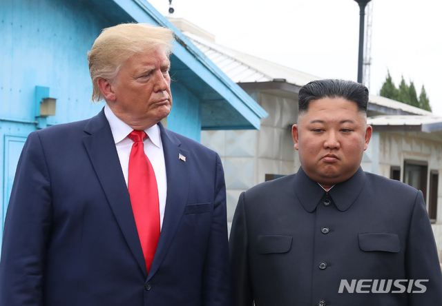 【판문점=뉴시스】박진희 기자 = 도널드 트럼프 미국 대통령과 김정은 북한 국무위원장이 30일 판문점 남측지역인 자유의 집 앞에 잠시 대기해 있다. 2019.06.30.   pak7130@newsis.com
