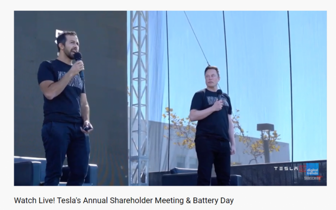 일론 머스크 테슬라 CEO(오른쪽)와 드루 바글리노 테슬라 파워트레인·에너지엔지니어링 수석부사장(왼쪽)이 22일(현지시간) 미국 캘리포니아주 프리몬트에 위치한 테슬라 공장 주차장에서 주주총회 및 배터리데이를 주재하고 있다./사진=테슬라 유튜브 화면캡처