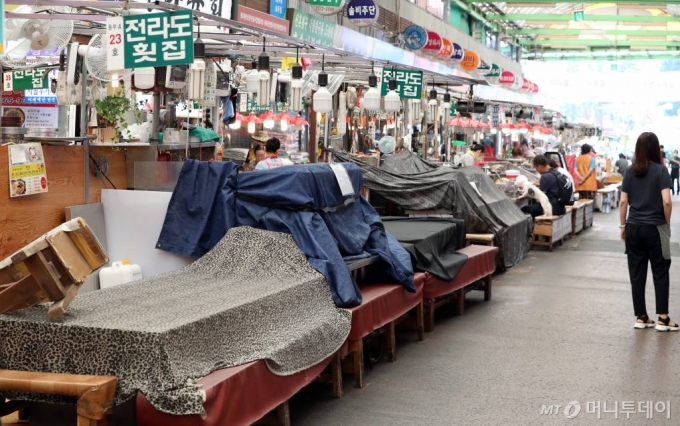 지난달 20일 서울 종로구 광장시장이 한산한 모습을 보이고 있다. / 사진=이기범 기자 leekb@