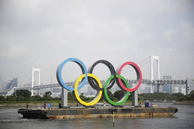 [도쿄=AP/뉴시스]지난달 6일 일본 도쿄 오다이바 해양공원 바지선에 설치됐던 2020 도쿄 올림픽&패럴림픽 오륜 조형물이 예인선에 이끌려 이동하고 있다. 2020.08.06.