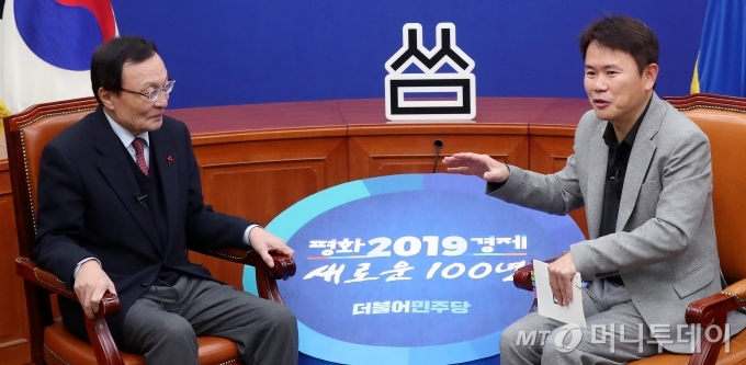 지난해 1월 8일 당시 이해찬 더불어민주당 대표가 서울 여의도 국회 당대표회의실에서 개그맨 강성범(오른쪽)과 유튜브 콘텐츠를 녹화하는 모습. / 사진=홍봉진 기자 honggga@