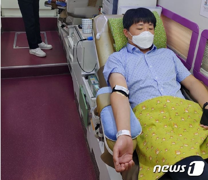 강원도개발공사 임직원 25명은 23일 ‘코로나19 극복 헌혈 캠페인’에 동참했다.(강원도개발공사 제공)© 뉴스1