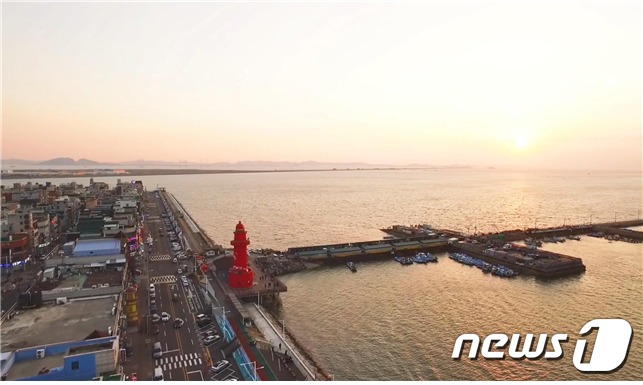 시흥시 오이도항 전경, 빨강등대가 랜드마크다. (시흥시 제공)© 뉴스1