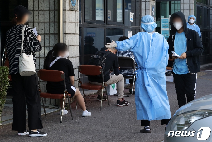 학생들의 등교가 재개된 서울에서 학생 1명이 신종 코로나바이러스 감염증(코로나19) 확진 판정을 받은 가운데 24일 서울 양천구보건소에 마련된 선별진료소에서 신월중학교 학생들 및 시민들이 검사를 받고 있다. 서울 지역 학생 확진자가 발생한 것은 동작관악교육지원청 관내 고등학생 1명이 가족으로부터 감염돼 지난 20일 확진된 이후 사흘 만이다. 2020.9.24/뉴스1 © News1 이동해 기자