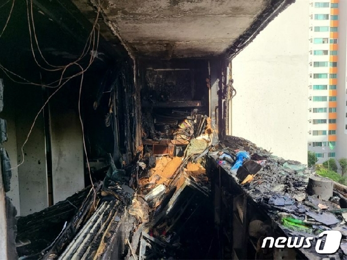 24일 소방당국에 따르면 전날(23일) 오후 3시38분께 경기 의정부시 호원동의 18층짜리 아파트 6층에서 불이 났다. (사진=의정부소방서) © 뉴스1