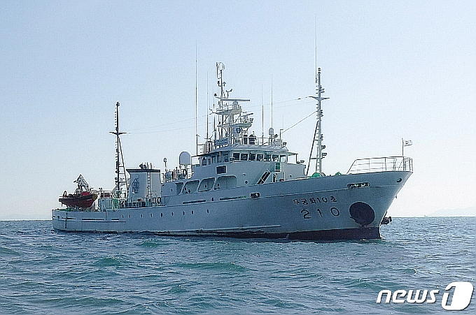 국방부는 서해 북방한계선(NLL) 인근 해상에서 어업지도 업무를 하다 돌연 실종된 해양수산부 소속 공무원이 북한 측의 총격을 받고 숨졌다고 밝혔다. 사진은 북방한계선(NLL) 인근 소연평도 남방 1.2마일 해상에서 업무중 실종된 서해어업지도관리단 소속 어업지도 공무원 A씨(47)가 탑승한 어업지도선 무궁화 10호(499톤)의 모습. (서해어업지도관리단제공) 2020.09.24/뉴스1 © News1 정진욱 기자