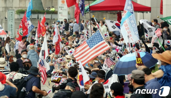 보수단체 회원들이 지난 8월 15일 서울 광화문 광장 일대에서 집회를 하고 있다./사진=뉴스1
