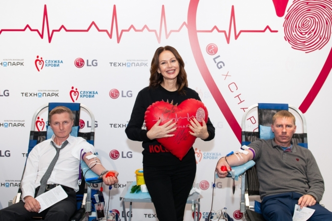 LG전자가 최근 러시아 모스크바에서 현지 가전제품 유통업체 '테크노파크'와 함께 진행한 헌혈캠페인에서 참가자들이 기념촬영을 참여하고 있다. /사진제공=LG전자