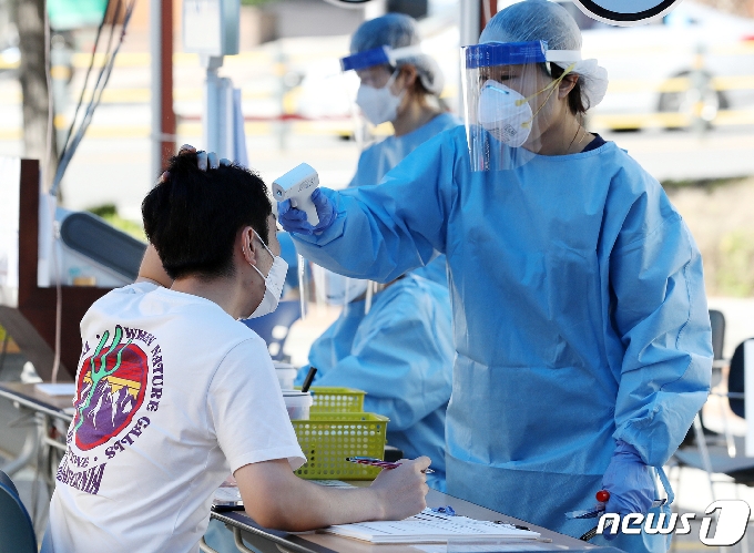 의료진이 코로나19 검체 채취전 발열 검사를 하고 있다.(뉴스1 DB)2020.9.13/뉴스1 © News1 김진환 기자