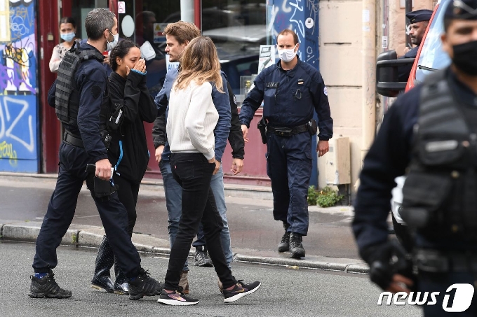 프랑스 주간지 샤를리 에브도 예전 사무실 앞에서 흉기 난동 사건이 발생해 4명이 부상했다. © AFP=뉴스1