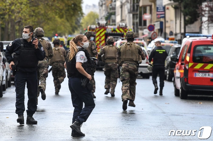 25일(현지시간) 프랑스 파리 샤를로 에브도의 옛 사무실 인근 거리에서 흉기 테러가 발생했다. © AFP=뉴스1