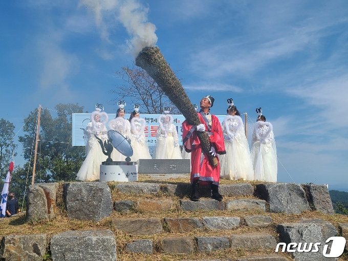충남 부여군 천등산에서 제66회 백제문화제 서막을 여는 혼불채화식이 열리고 있다. © 뉴스1
