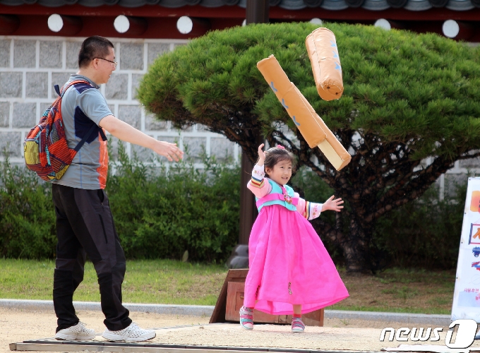 한 관광객이 김해가야테마파크에서 민속놀이를 즐기고 있다. © 뉴스1
