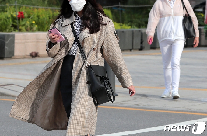 쌀쌀해진 날씨에 긴팔과 외투를 입은 시민들이 발걸음을 옮기고 있다.  2020.9.21/뉴스1 © News1 구윤성 기자